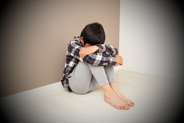 部屋で落ち込む男の子