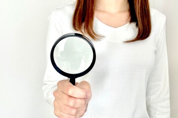 調査する女性 浮気調査や問題発見